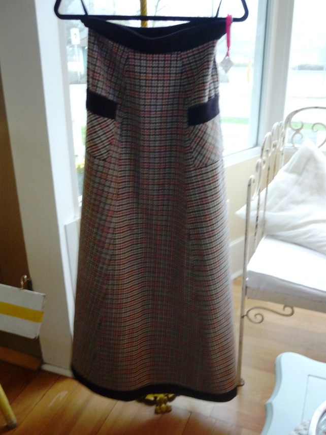 This maxi skirt is oh so cozy for fall activites! Pair it with pointy black flats and a cahmere pullover and scarf, and you're chic and ready for anything the day throws your way!