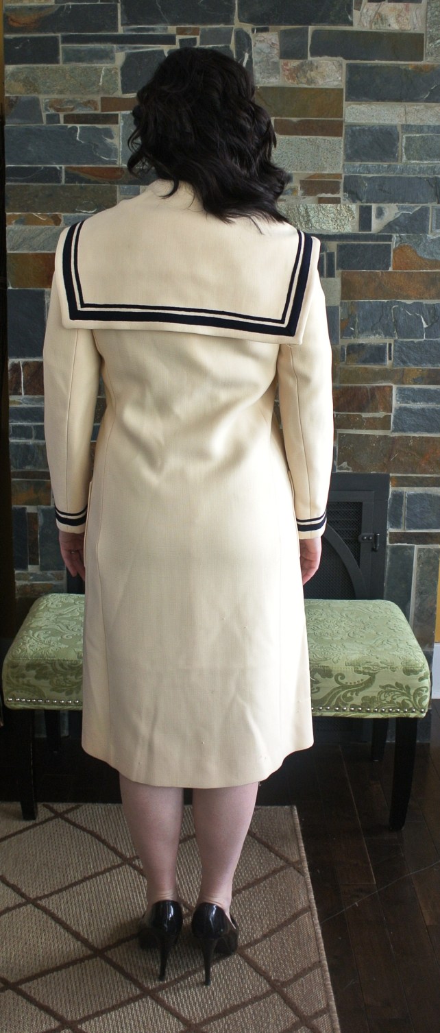 How can you resist that collar?!?  Just gorgeous.