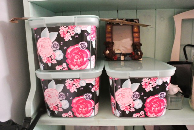 These floral boxes from Target hold cards, tissue paper and ribbons. The photo frame is the ugly free gift we got from my brother and his wife last Christmas: it's our new tradition! I have to put picture in there...