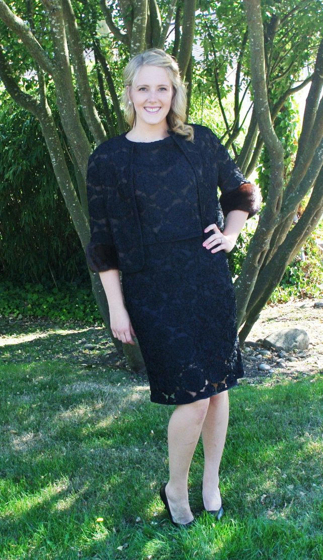 This is a cool 90s does 50s dress, perfect for ordering the pool boy around in and holding one of those long cigarettes.