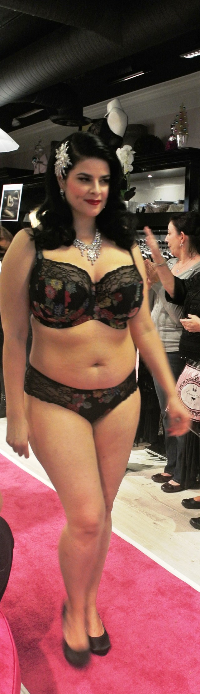 Who doesn't love black lace? And with flowers!