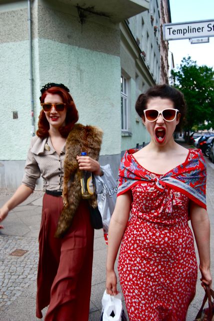 Worn with a 40s dress, this similarly coloured scarf accents her shoulders.